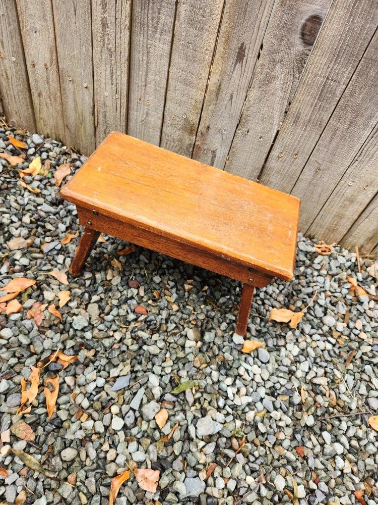 Vintage 50s mid-century modern MCM mahogany brown footstool step stool

Cute mid-century modern step stool footstool