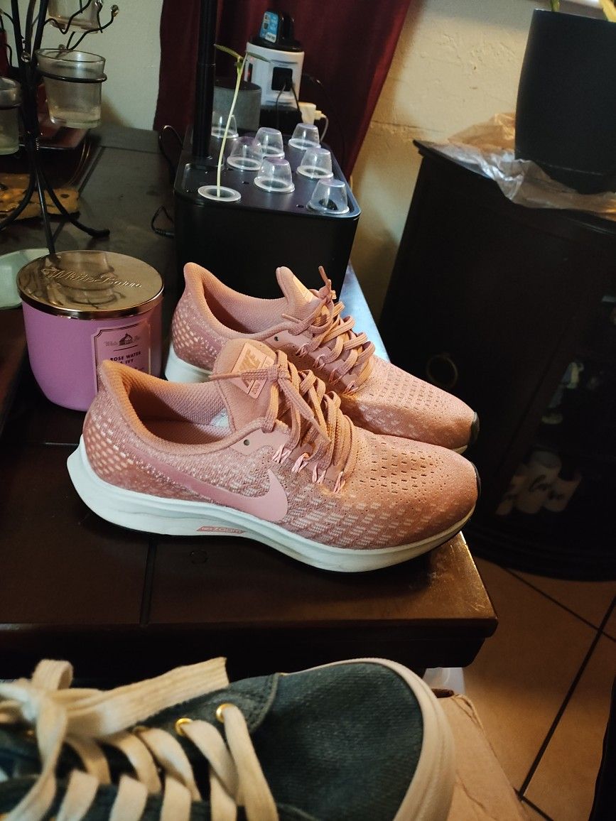 Lady Nikes
