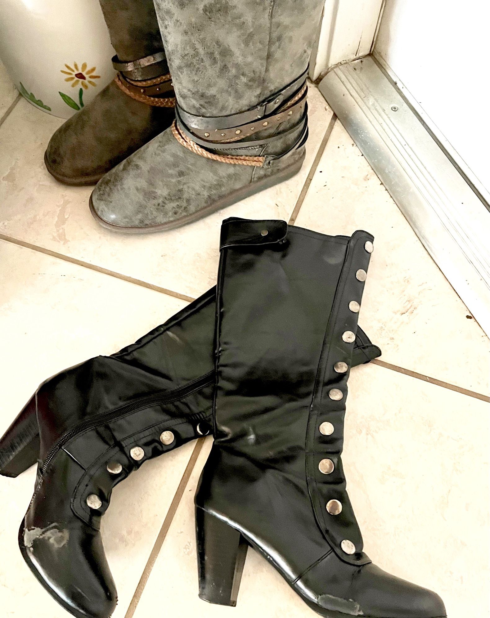 Black Boots With Nice Heel Zipper, Closing And Decorative Metal Button Snaps