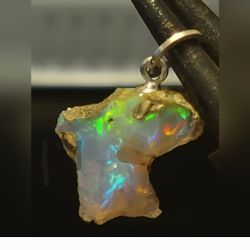 Stunning Natural Ethiopian Fire Opal Pendant / 925 Sterling Silver Bail

100% Natural Untreated Ethiopian Fire Opal Rough Crystal Pendant 

has a soli