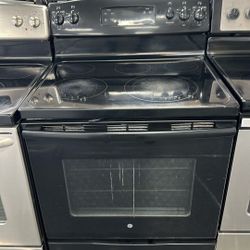 Ge Black Electric Smooth Top Stove In Very Good Condition