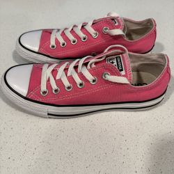 Women’s Size 7 Chuck Taylor All Stars