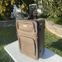 Like New Gloria Vanderbilt 27”x 16”x 10” Sm. Check In Luggage