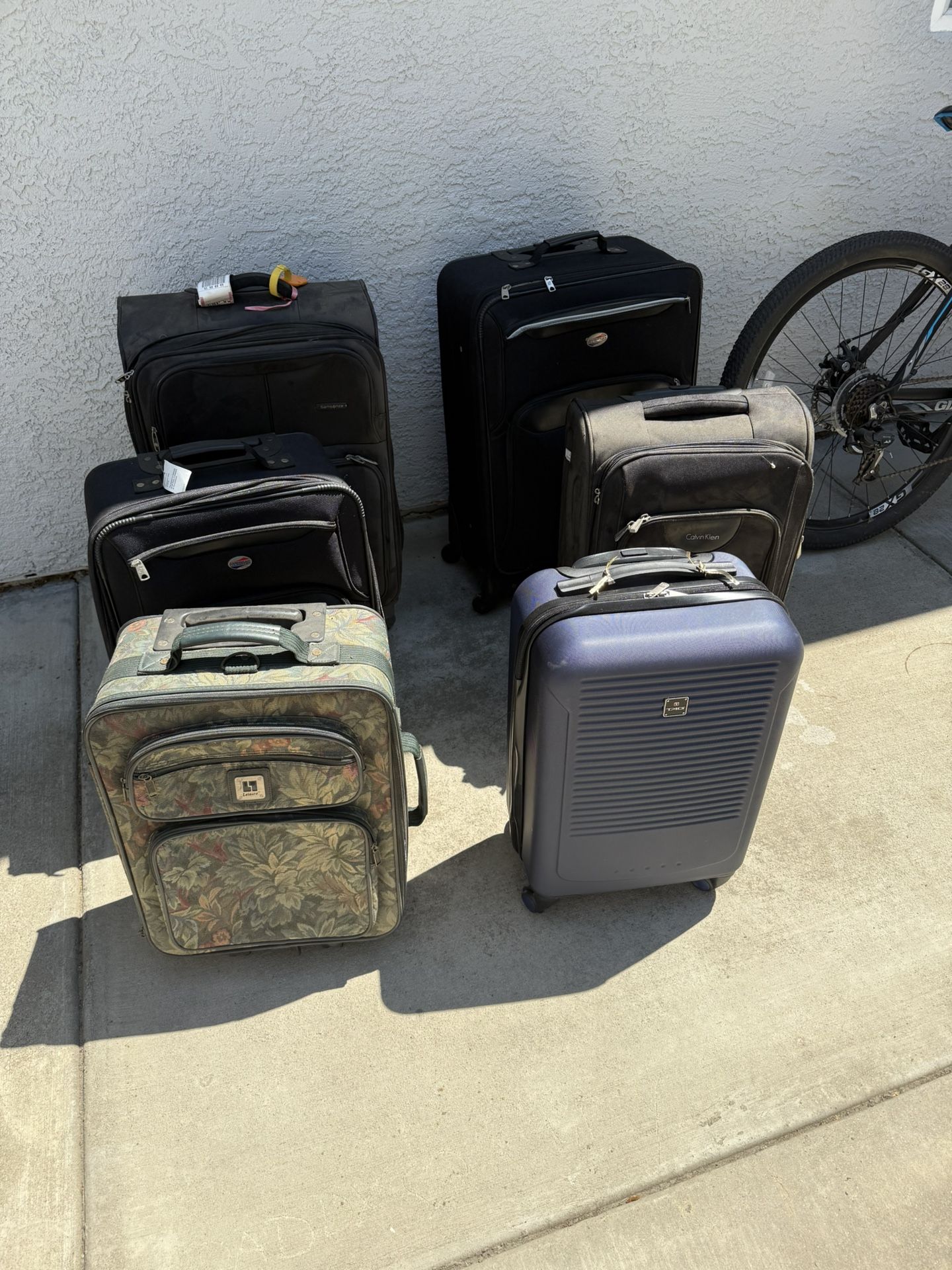 2 Medium & 4 Carry On Suitcases 