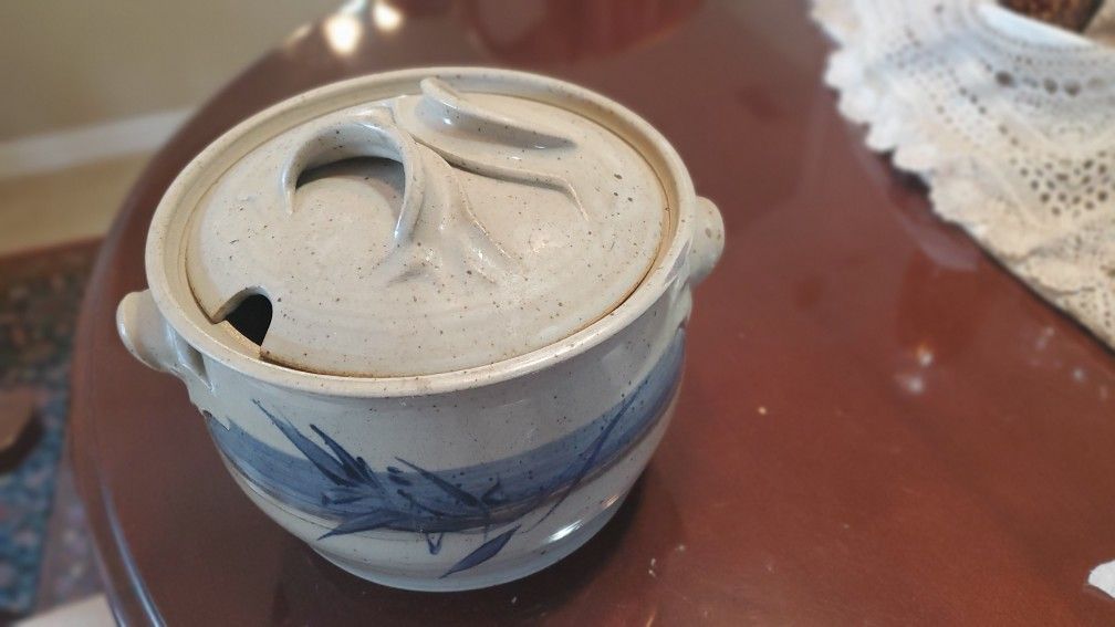 Soup and stew terrain with lid in great condition