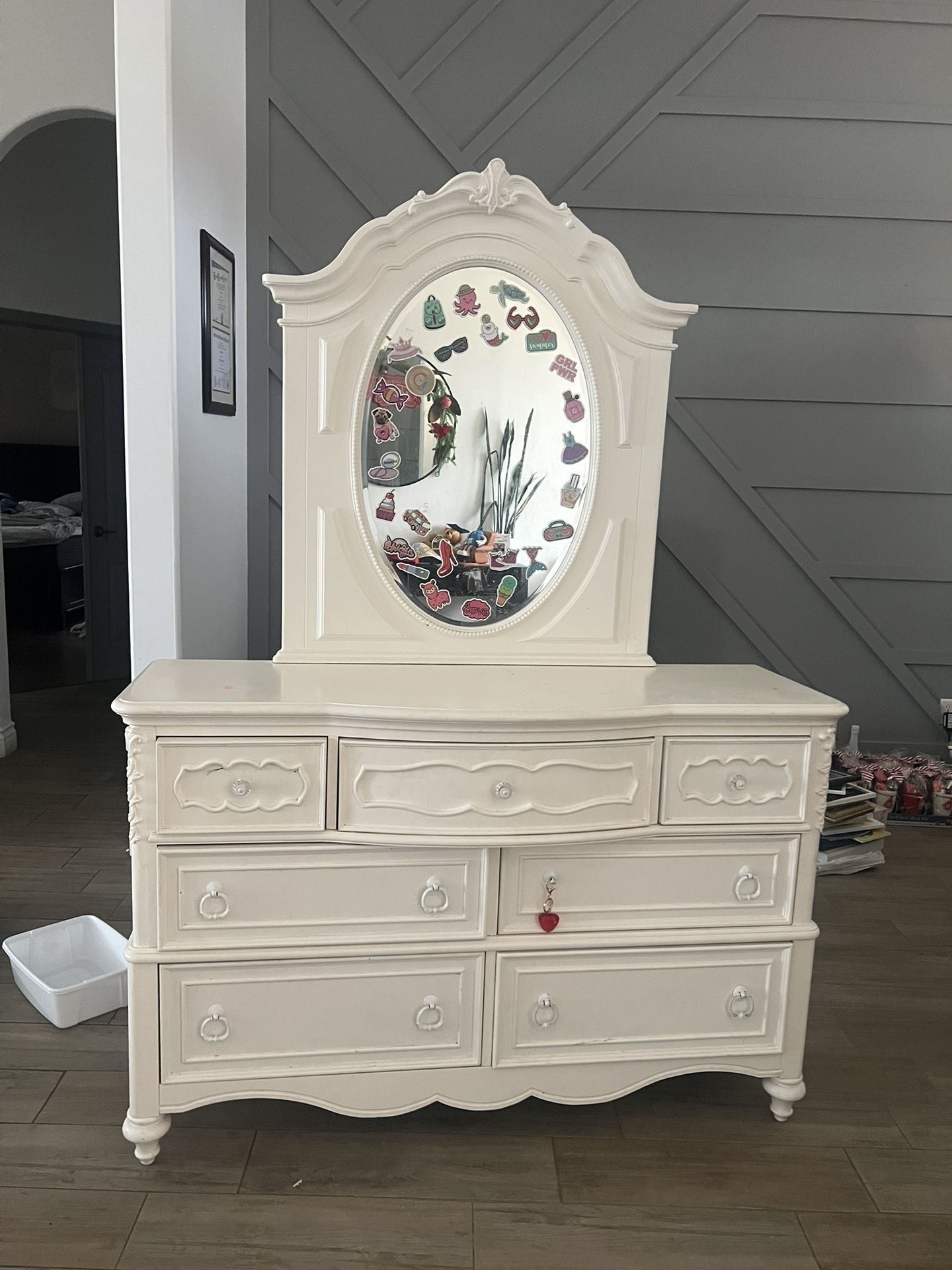 Twin Bed And Dresser Mirror Set