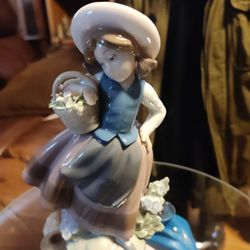 Lladro "Sweet Sent" Girl With Basket Of Flowers Vintage Figurine Spain