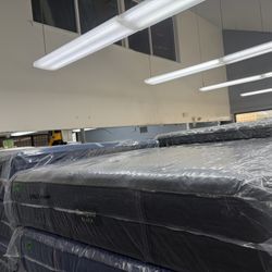 CALIFORNIA KING SIZE SIMMONS BEAUTYREST BLACK SERIES 3 (MEDIUM) MATTRESS & BOX SPRINGS BED SET