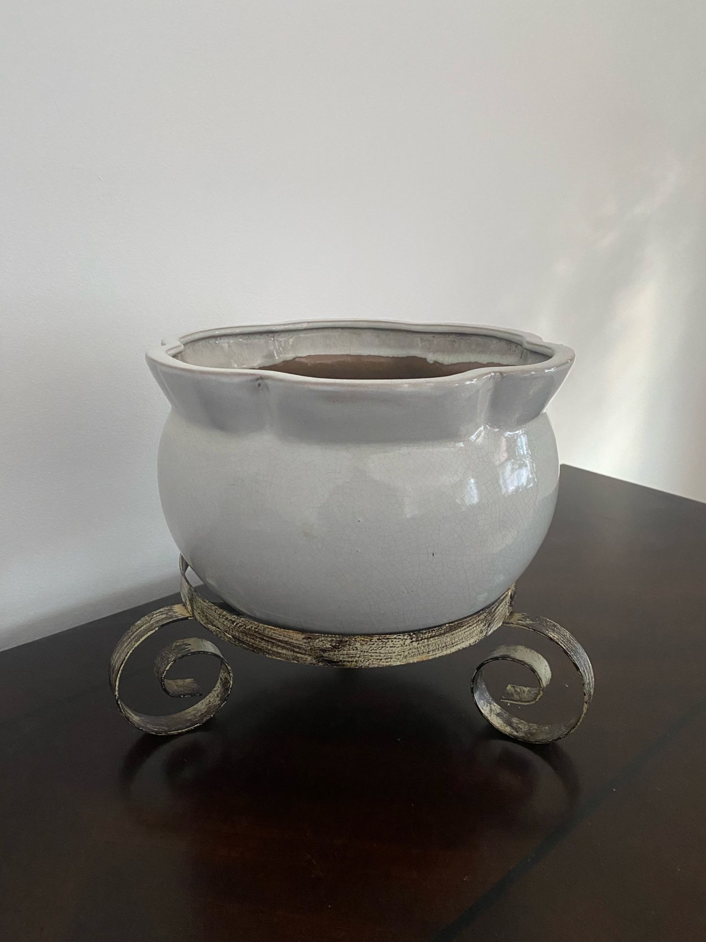 Ceramic planter with base