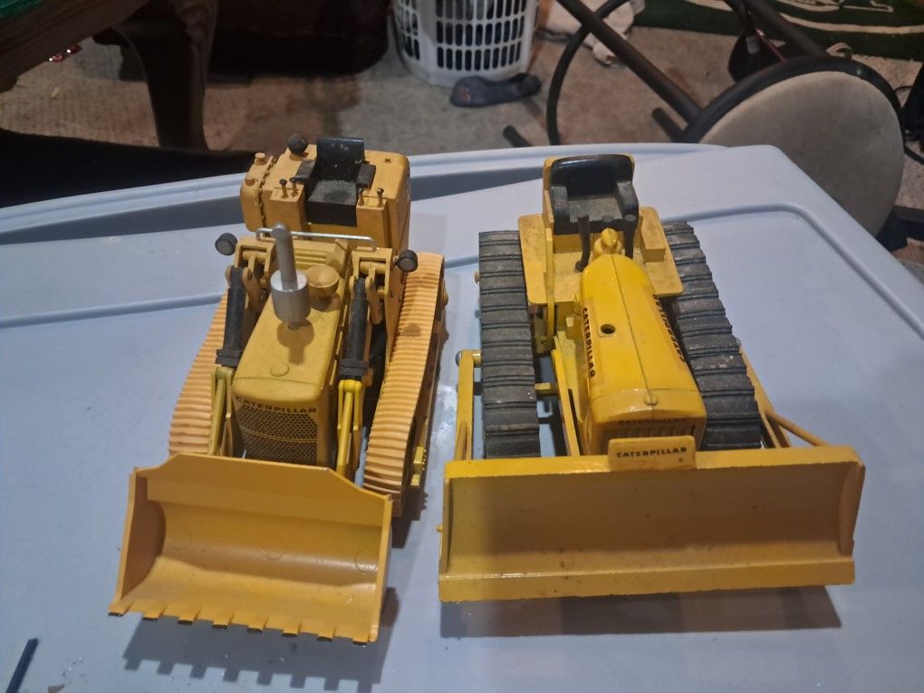 2 Diecast Caterpillar Diecast Models 