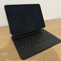 iPad Pro 11 (2022) M2 Chip + Magic Keyboard 
