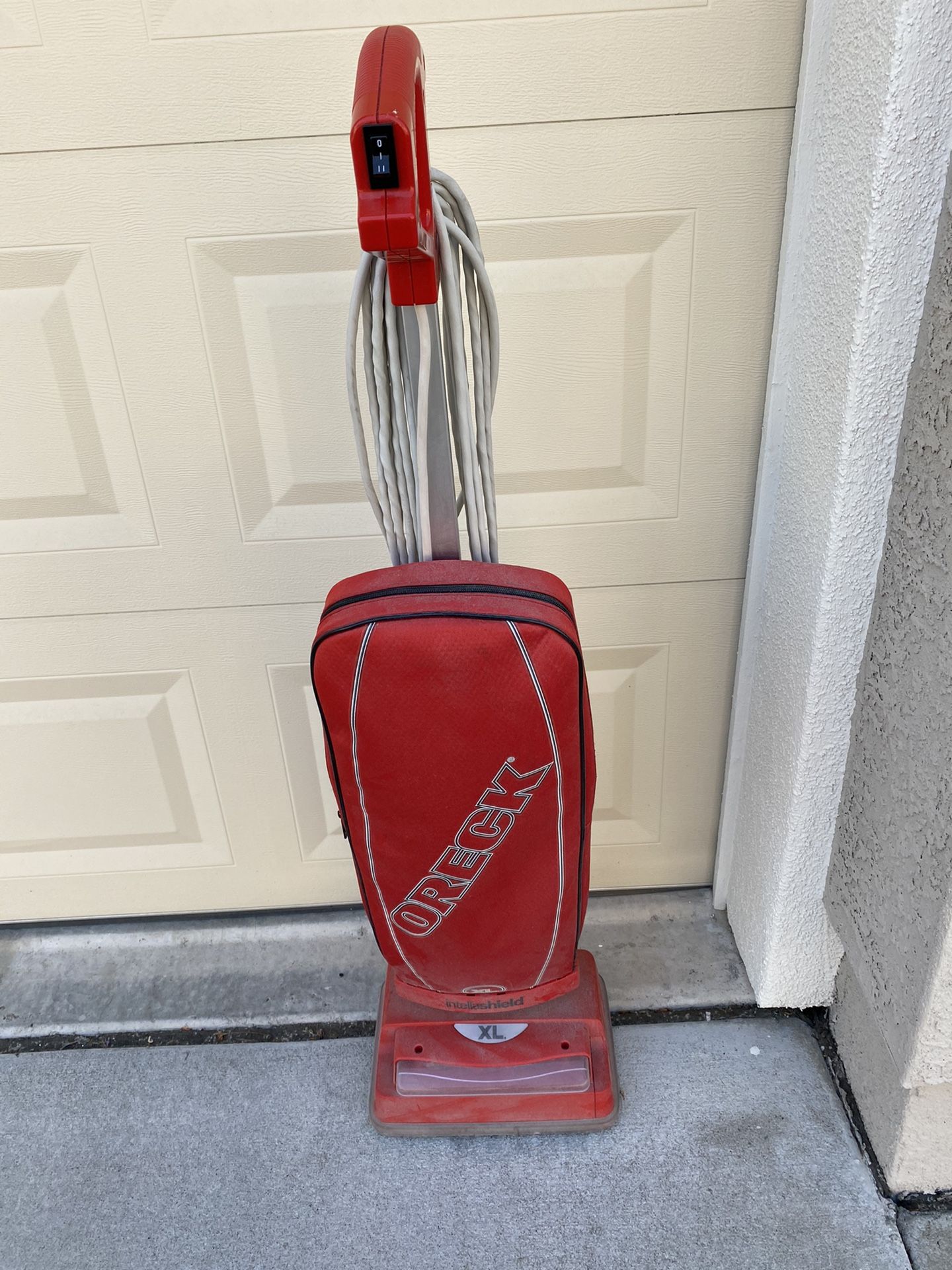 Oreck lightweight upright vacuum cleaner U4120H2 pre owned