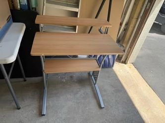 Small desk- like new!