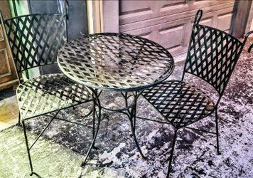 Wrought iron 3 piece bistro det