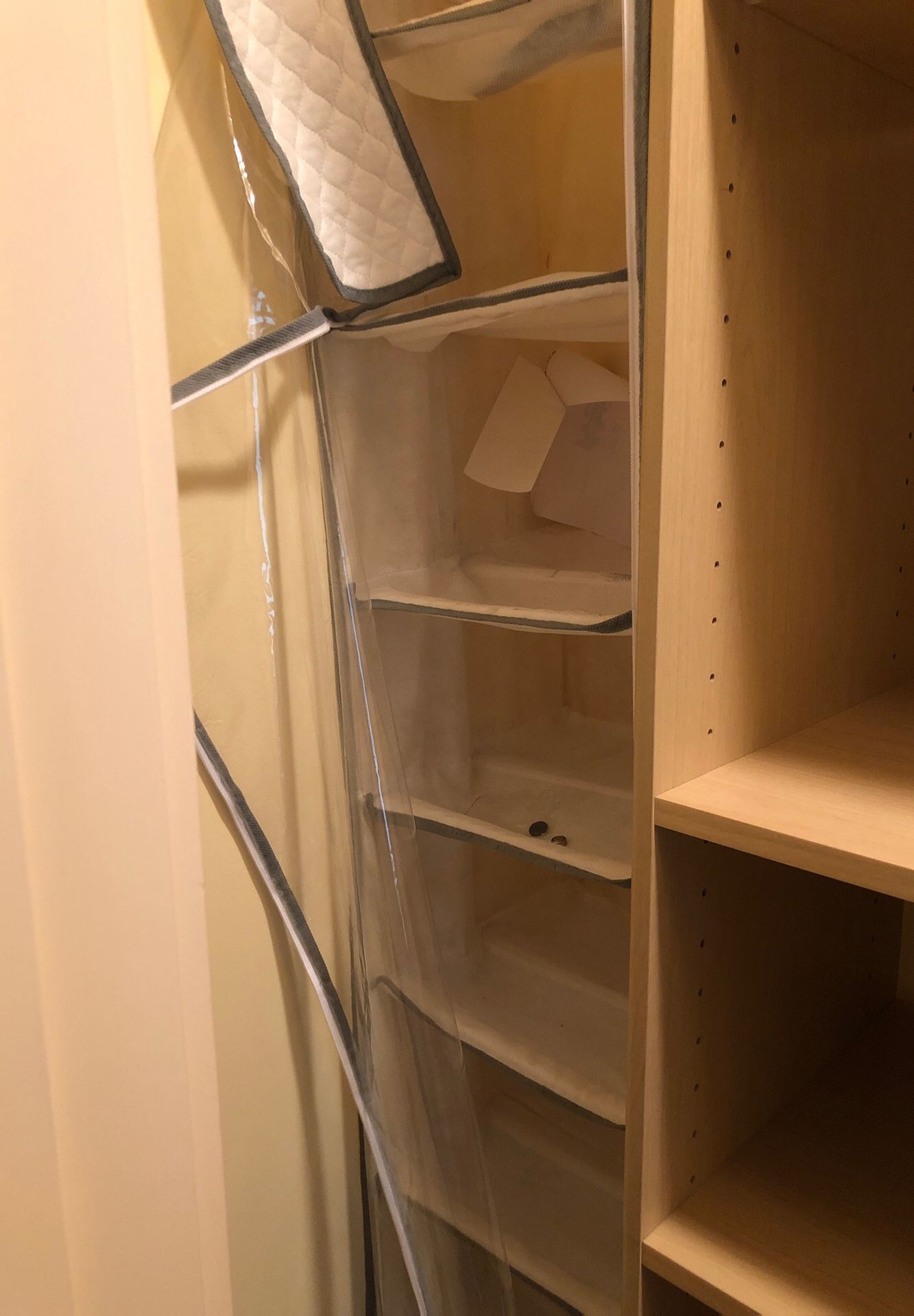 Shoes dust free holder
