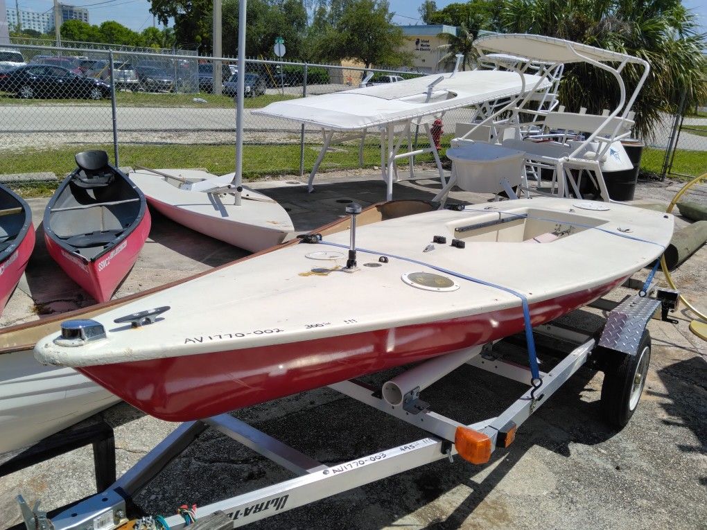 AV1770002 Laser Sailboat With Mast, Boom, Rudder/Tiller, Sail
