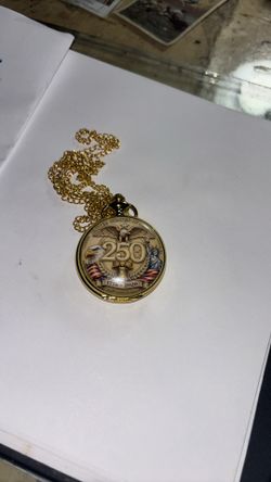 Reloj  muy lindo pol el 250  de  la indepedesias.