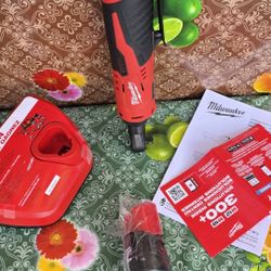 MILWAUKEE M12 12-VOLT LITHIUM ION  CORDLESS  3/8 IN RATCHET WITH  (1)-2.0AH BATTERY AND CHARGER KIT 