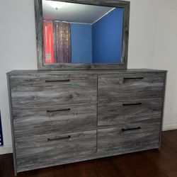 Dresser With Mirror 