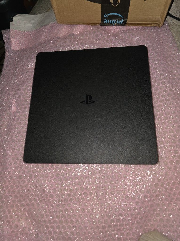 PS4 Plus 2 Controllers Nd a Installed Game
