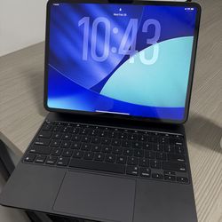 Ipad Pro 13inch M4 w/ Cellular & Magic Keyboard