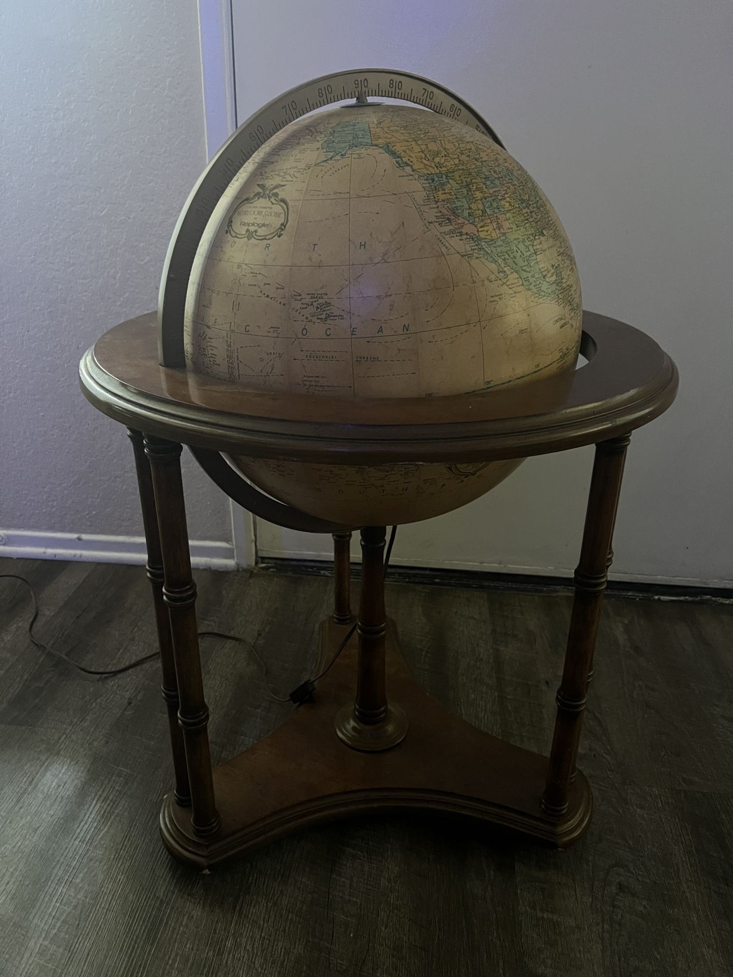 Herloom globe by Replogle