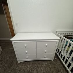 Delta Children Perry 6-Drawer Dresser – White (Like New)