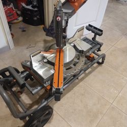 Sierra Con Mesa Y Baterías Milwaukee 