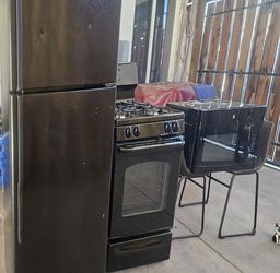 GE refrigerator, gas stove, and microwave set