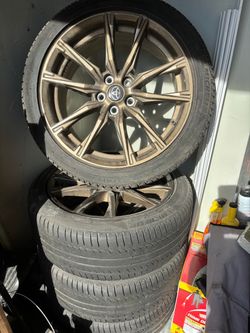 A set of 4 Toyota  sedan  wheels; the original rims are compatible with 215/45/R17 tires.