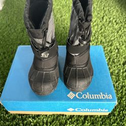 Columbia kids Snow Boots Size 8