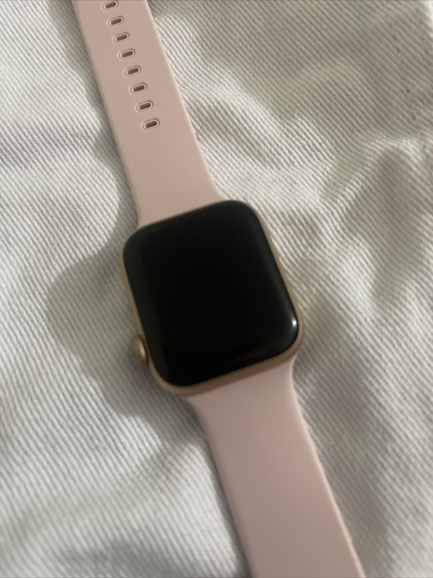 Apple Watch Series 4 40 mm Gold Aluminum Case with Pink Sand Sport Band (GPS) -