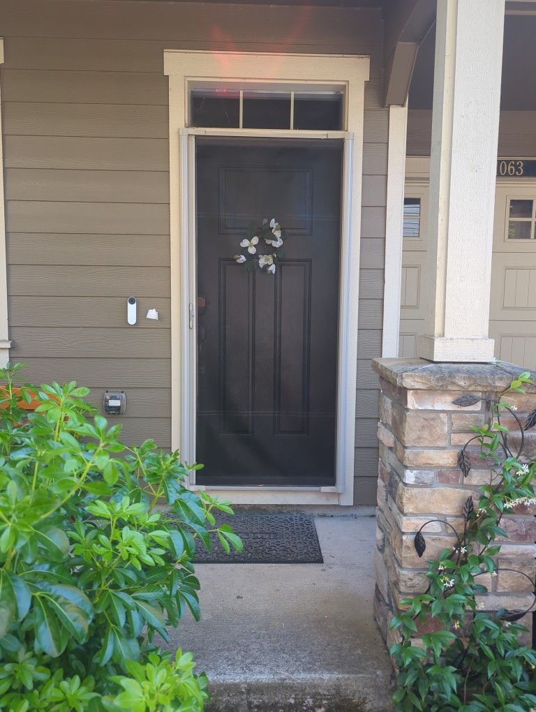 Retractable Screen Door - Slightly Scuffed