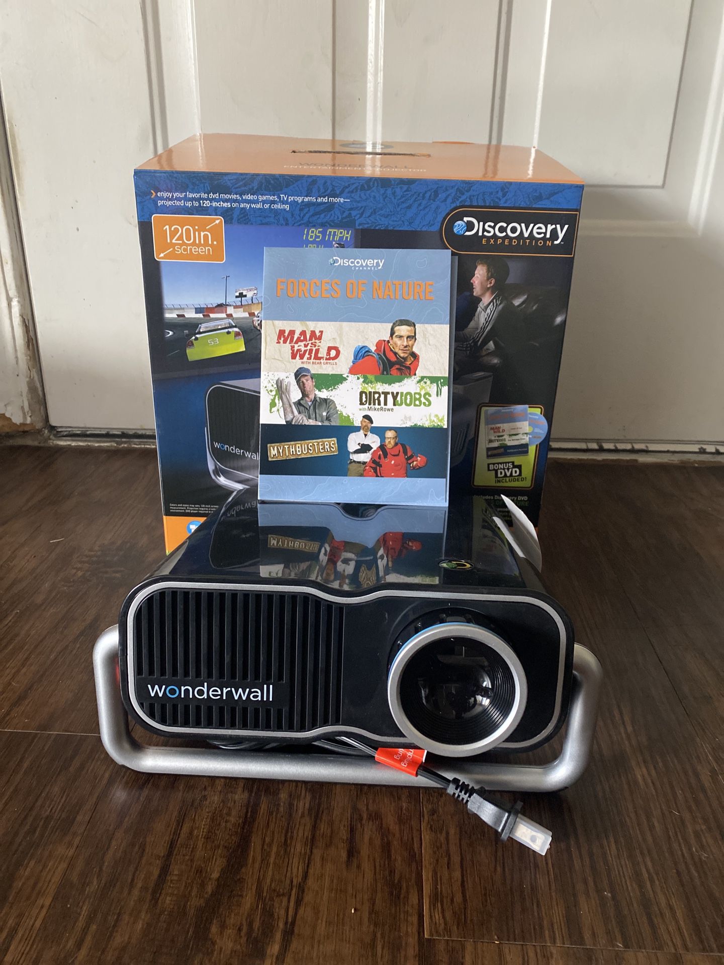 Discovery wonder wall projector. Bonus DVD Included!