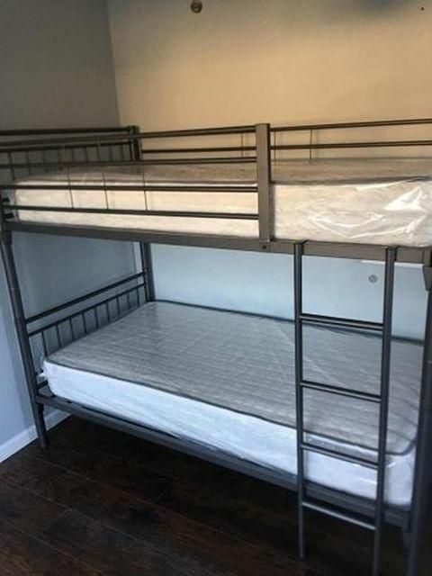 Twin/Twin Bunkbed