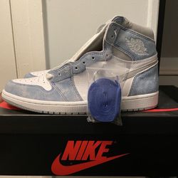 Air Jordan 1 Hyper Royal Size 10.5