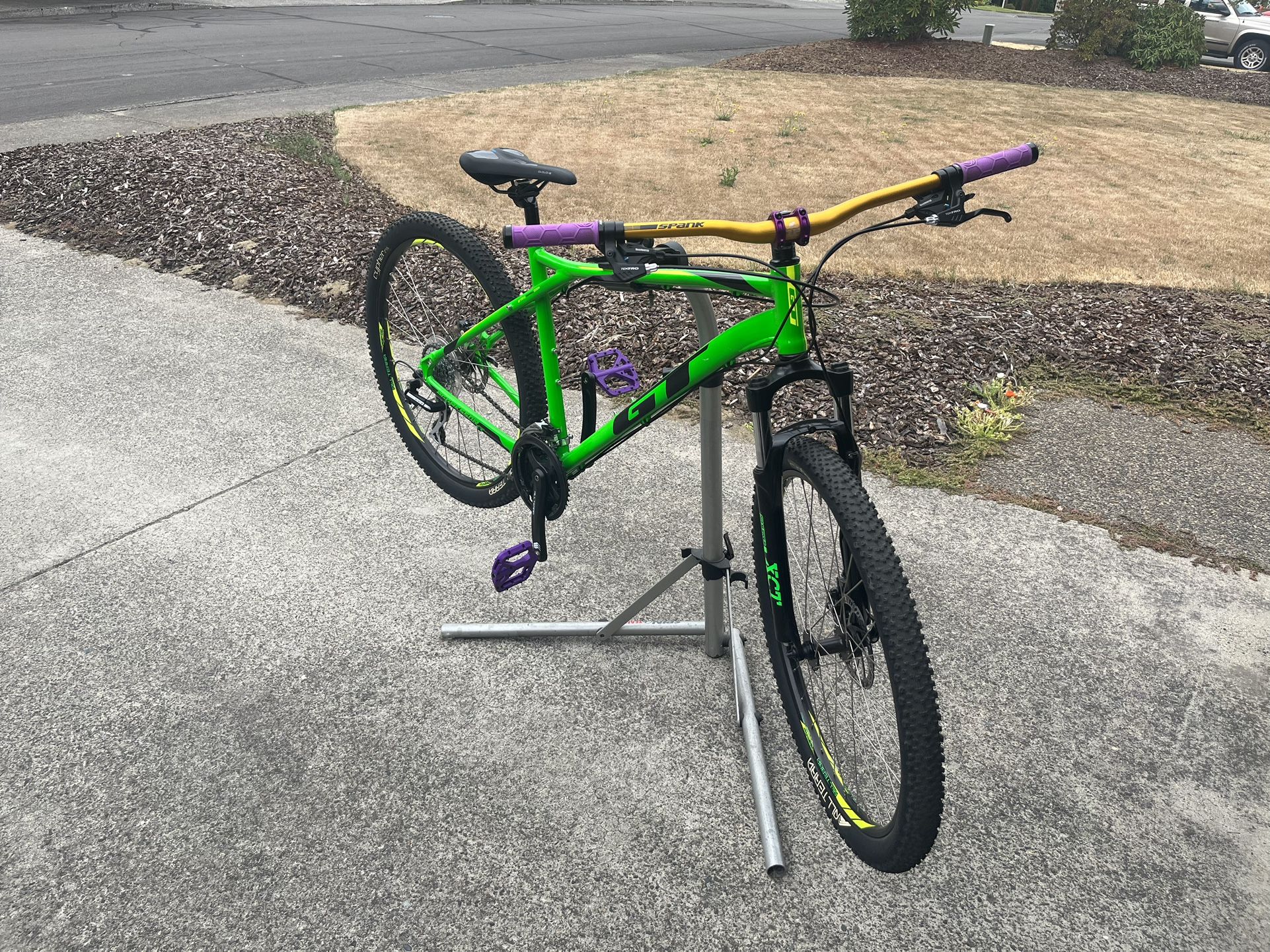 GT Agressor Pro - Bicycle - Men’s Size L - 27.5