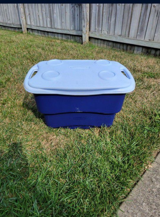 Like New Igloo Cooler. "CHECK OUT MY PAGE FOR MORE DEALS "