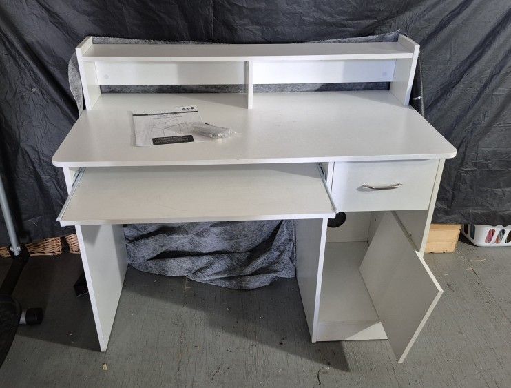 COMPUTER DESK