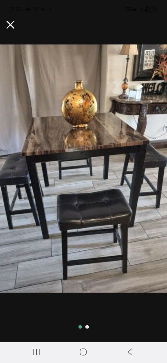Beautiful High Table W/4 Bar Stools Exelent Condition