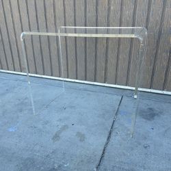 Acrylic Table 