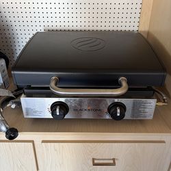 Blackstone 1813 Original 22” Tabletop Griddle with Hood and Stainless Steel Front Plate, Powder Coated Steel, Black
