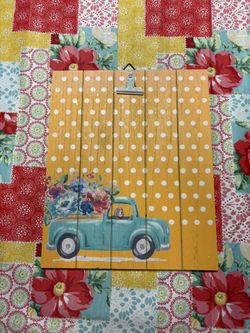 Pioneer Woman Wall Hanger With Clip