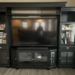 American Signature Plantation Cove Entertainment Center With Tv Included for Sale in Pataskala OH OfferUp