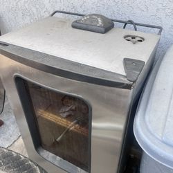 “Masterbuilt Electric Smoker – works great, heats up, includes racks – ready to use” 