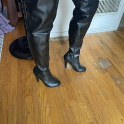 Size 7B. Colin Stuart Thigh High Boots