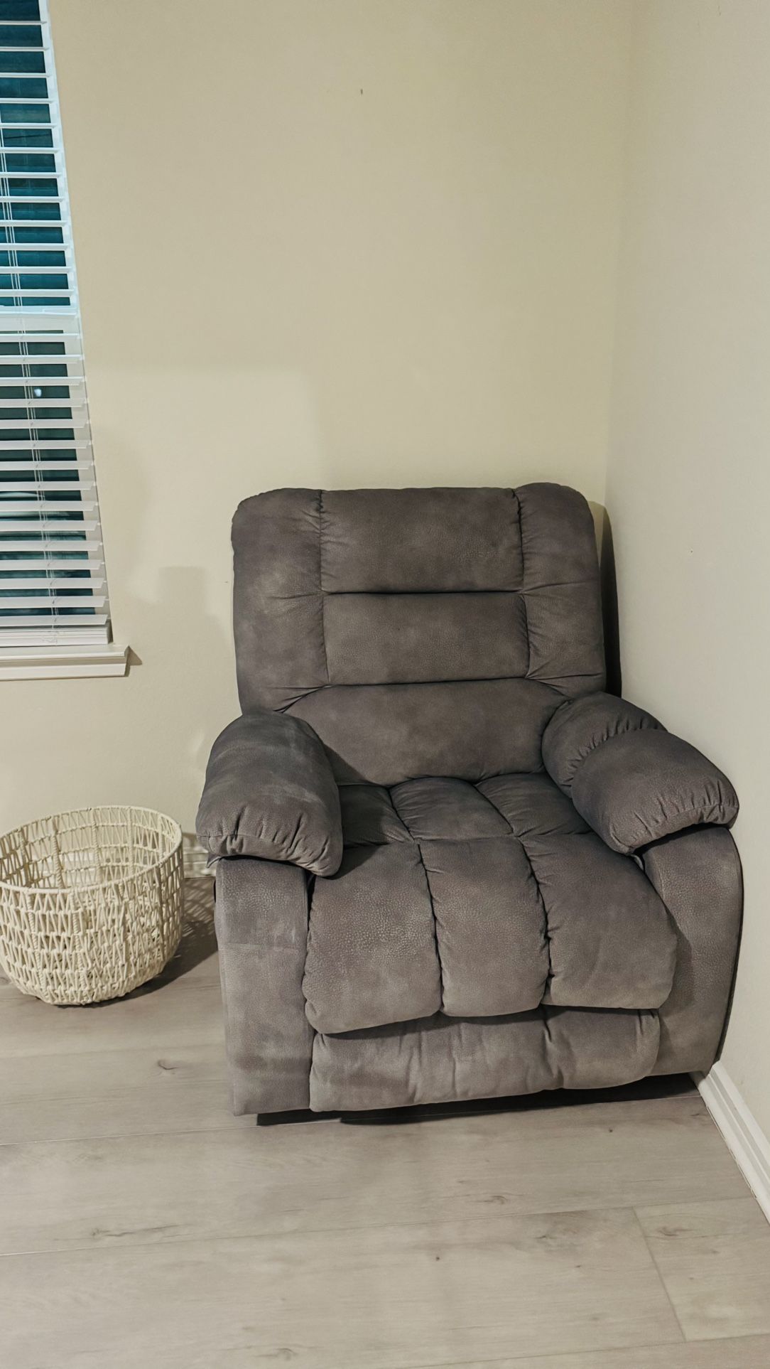 Recliner/ massage chair like new