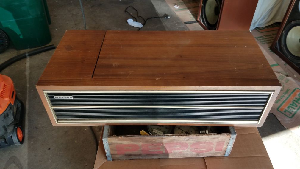 Vintage Panasonic Solid state Reciever and record player model SE 1218
