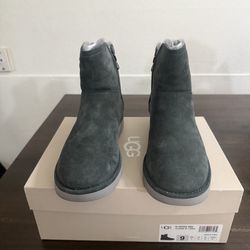 Women Uggs boots