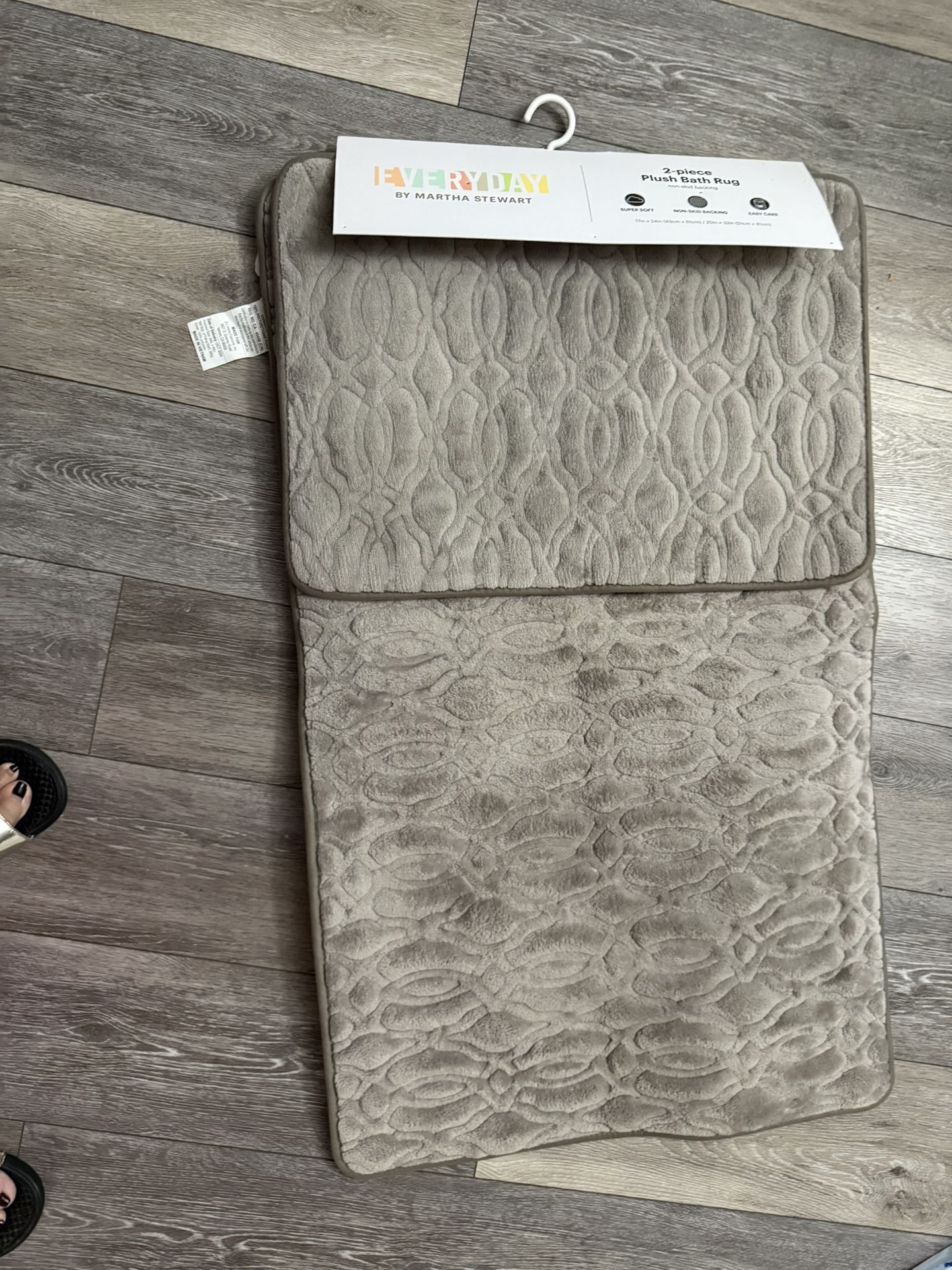 Pretty Home Item Bath Set ! Open Box ( Make Ofer Price)